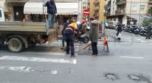 Ventimiglia: si apre una buca nell'asfalto in via Roma, tempestivo intervento degli operai, Nazzari “Se anche l'Amministrazione fosse così veloce questa città andrebbe meglio” Ventimiglia: si apre una buca nell'asfalto in via Roma, tempestivo intervento degli operai, Nazzari “Se anche l'Amministrazione fosse così veloce questa città andrebbe meglio”