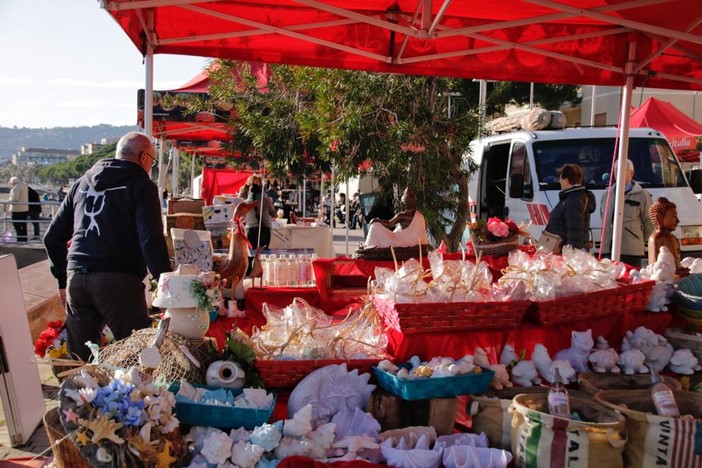 Bancarelle in Festa a San Bartolomeo al Mare fino al 6 gennaio