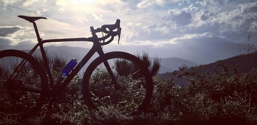 Ciclismo, il 'Gravel' sbarca nel golfo dianese, il 21 novembre l'appuntamento con 70 chilometri di scorci e panorami mozzafiato Ciclismo, il 'Gravel' sbarca nel golfo dianese, il 21 novembre l'appuntamento con 70 chilometri di scorci e panorami mozzafiato