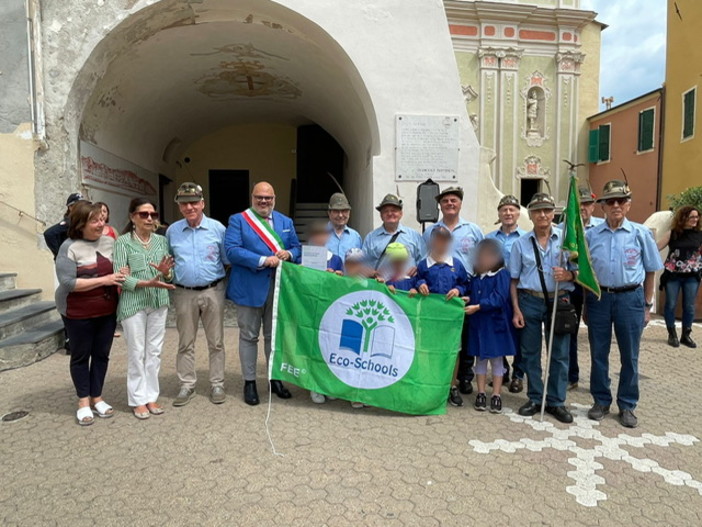 La Bandiera Verde sventola su Riva Ligure, la cerimonia di consegna in piazza Matteotti con la Scuola Primaria ‘S .Pertini’