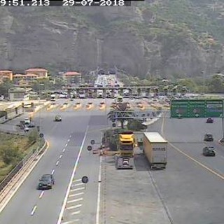 Ventimiglia: auto in fiamme alla barriera autostradale, intervengono i Vigili del Fuoco del distaccamento frontaliero