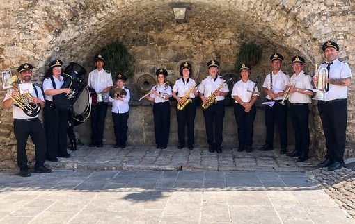 Lezione di gruppo in piazza con la banda cittadina di Apricale (Foto) Lezione di gruppo in piazza con la banda cittadina di Apricale (Foto)