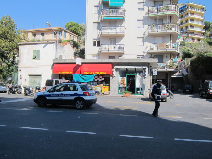 Sanremo: aiuola spartitraffico sul piazzale del Borgo per evitare il parcheggio selvaggio e renderlo più 'verde'