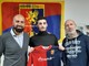 Il neo acquisto Enrico Dominici tra il Direttore Generale Francesco Bregolin e il Direttore Sportivo della Dianese&Golfo Salvatore Curri Il neo acquisto Enrico Dominici tra il Direttore Generale Francesco Bregolin e il Direttore Sportivo della Dianese&Golfo Salvatore Curri