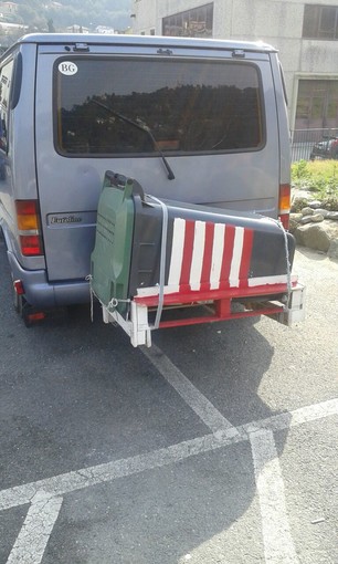 Sanremo: un bidone a mo' di cuccia per cani. Fermata dalla Stradale una coppia bulgara Sanremo: un bidone a mo' di cuccia per cani. Fermata dalla Stradale una coppia bulgara