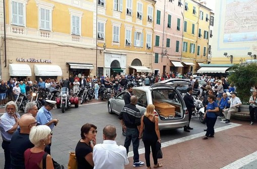 Imperia: ai funerali di Achille Mela, anche un folto gruppo di centauri appartenenti al 'mondo bikers' Imperia: ai funerali di Achille Mela, anche un folto gruppo di centauri appartenenti al 'mondo bikers'