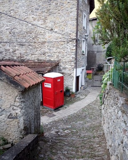 Pigna, bagno chimico vicino a un'attività ricettiva a Buggio: scoppia la polemica Pigna, bagno chimico vicino a un'attività ricettiva a Buggio: scoppia la polemica