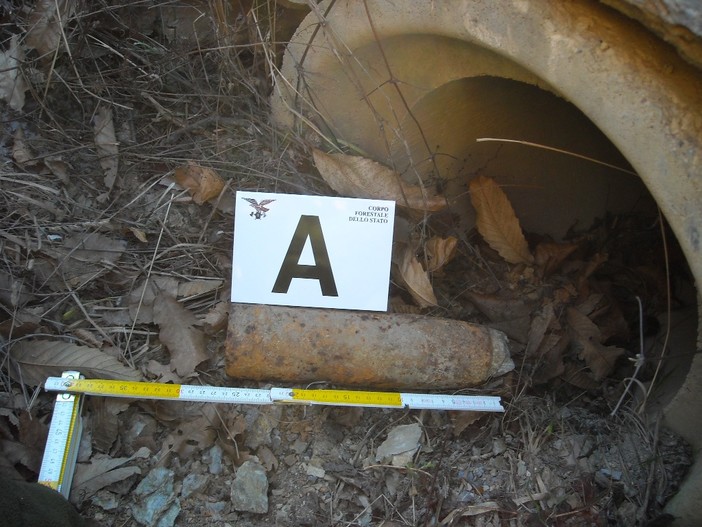 Nava: il corpo forestale dello stato di Pieve di Teco, rinviene ordigno bellico inesploso