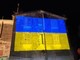 Vallecrosia, l'ex municipio si illumina per lanciare un messaggio di pace per l'Ucraina (foto)