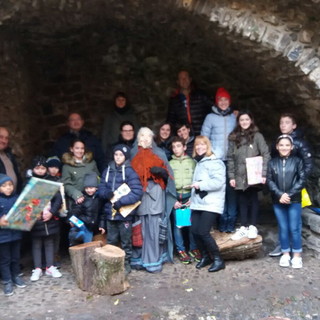 Castelvittorio: la Befana sfida la pioggia e porta i dolci ai bambini