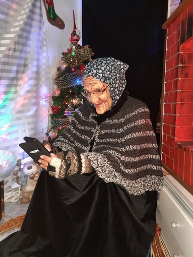 La Befana vien dal Mare di Arma di Taggia al tempo del Covid raggiunge i bimbi in videochiamata La Befana vien dal Mare di Arma di Taggia al tempo del Covid raggiunge i bimbi in videochiamata