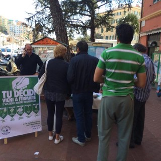 In migliaia a firmare ai gazebo della Lega Nord - Liguria per cinque referendum In migliaia a firmare ai gazebo della Lega Nord - Liguria per cinque referendum