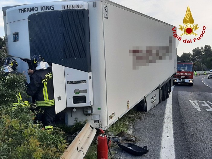 Bordighera, bilico perde il semirimorchio in autostrada: vigili del fuoco in azione (Foto) Bordighera, bilico perde il semirimorchio in autostrada: vigili del fuoco in azione (Foto)