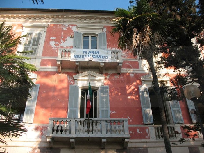Diano Marina: bandiere a lutto al Museo Civico per onorare Khaled al Asaad, l’archeologo barbaramente ucciso dall’Isis Diano Marina: bandiere a lutto al Museo Civico per onorare Khaled al Asaad, l’archeologo barbaramente ucciso dall’Isis