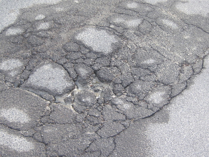 Sanremo: buchi nelle strade, lettrice chiede un intervento in frazione Verezzo Sanremo: buchi nelle strade, lettrice chiede un intervento in frazione Verezzo
