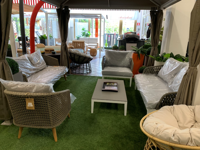 Con l'arrivo dell'estate è tempo di barbecue e vita all'aria aperta: da Benza potrai trovare tutto il necessario per arredare il giardino, il terrazzo e spazi verdi Con l'arrivo dell'estate è tempo di barbecue e vita all'aria aperta: da Benza potrai trovare tutto il necessario per arredare il giardino, il terrazzo e spazi verdi