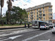 Sanremo: autobus lascia lunga scia di gasolio in via Bartolomeo Asquasciati, disagi per il traffico