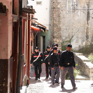 Sanremo: blitz interforze con l'assessore Il Grande, degrado e 'fuggi fuggi' nella Pigna