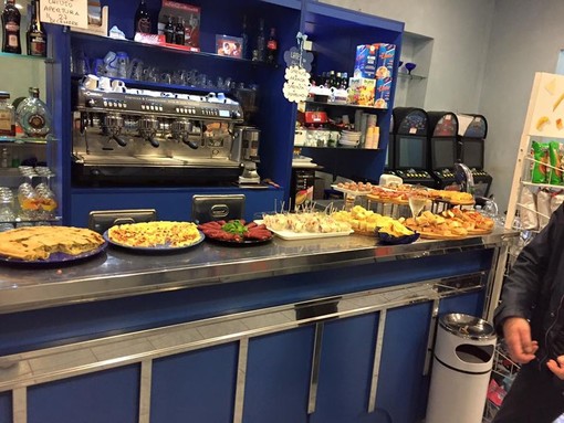 Il Capodanno inizia già alle 17 con l'aperitivo a buffet del Blu Bar di Vallecrosia: per l'ultimo dell'anno speciale promozione 2x1 Il Capodanno inizia già alle 17 con l'aperitivo a buffet del Blu Bar di Vallecrosia: per l'ultimo dell'anno speciale promozione 2x1
