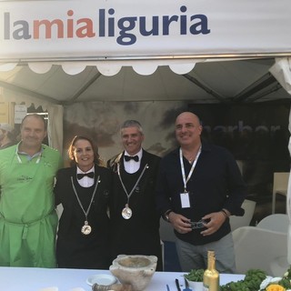 Pesto e focaccia abbracciano Barolo e il Piemonte: la Regione Liguria al festival Collisioni