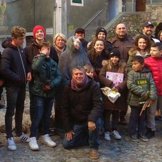 Castelvttorio: come da tradizione anche stamani è arrivata la befana nel piccolo borgo (foto)