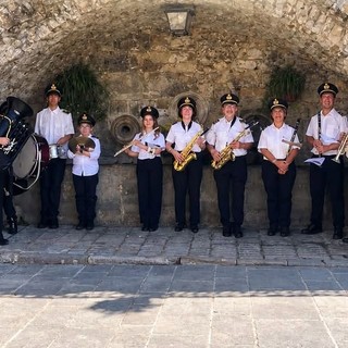 Lezione di gruppo in piazza con la banda cittadina di Apricale (Foto) Lezione di gruppo in piazza con la banda cittadina di Apricale (Foto)