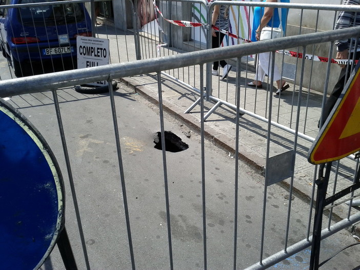 La voragine nell'asfalto in piazza Eroi La voragine nell'asfalto in piazza Eroi