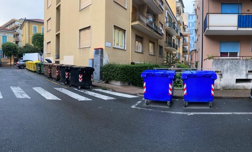Raccolta differenziata a Ventimiglia, D'Andrea: "12 bidoni in via Carso, per nulla funzionale e igienico" (Foto) Raccolta differenziata a Ventimiglia, D'Andrea: "12 bidoni in via Carso, per nulla funzionale e igienico" (Foto)