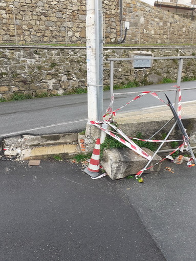 Sanremo: non ancora sistemata una pietra miliare divelta, la segnalazione con foto di un cittadino Sanremo: non ancora sistemata una pietra miliare divelta, la segnalazione con foto di un cittadino