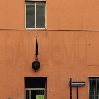 #Jesuischarlie: a Ventimiglia bandiera listata a lutto al consolato francese per la strage al giornale satirico Charlie Hebdo