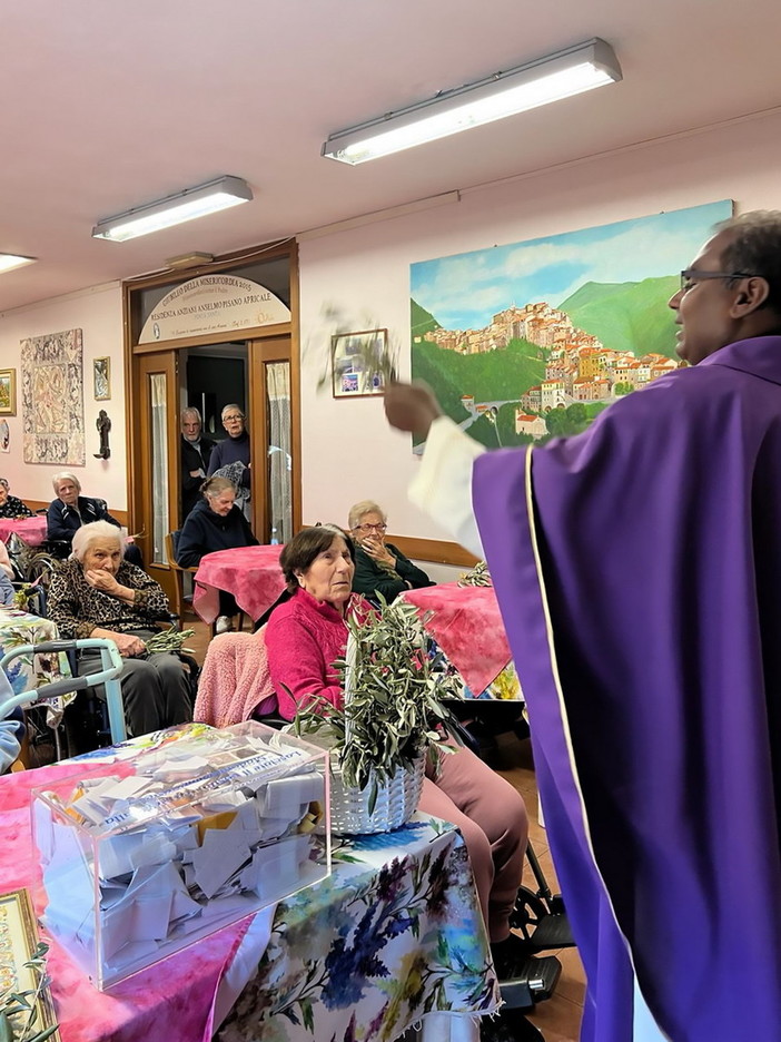 Celebrazione Santa Messa per la Benedizione dei Pensieri e dei Messaggi dei Pellegrini alla RSA ‘Anselmo Pisano’ di Apricale Celebrazione Santa Messa per la Benedizione dei Pensieri e dei Messaggi dei Pellegrini alla RSA ‘Anselmo Pisano’ di Apricale