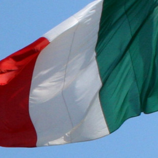 Le Associazioni d'Arma di Sanremo, Unione Ufficiali in Congedo consegnano un tricolore in ogni scuola di Sanremo Le Associazioni d'Arma di Sanremo, Unione Ufficiali in Congedo consegnano un tricolore in ogni scuola di Sanremo