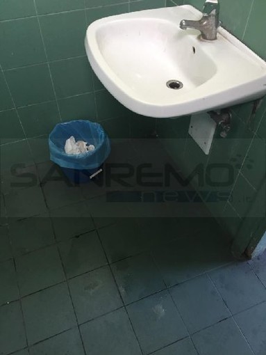 Bordighera: cattivo odore e degrado nel bagno pubblico della passeggiata mare, Marani "E' così che la Giunta vuole accogliere i turisti"