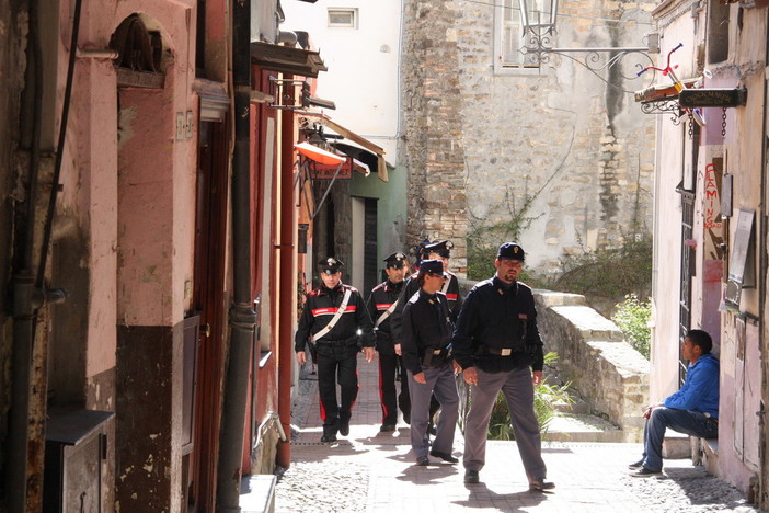 Sanremo: blitz interforze con l'assessore Il Grande, degrado e 'fuggi fuggi' nella Pigna