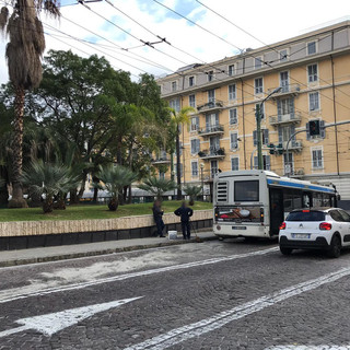 Sanremo: autobus lascia lunga scia di gasolio in via Bartolomeo Asquasciati, disagi per il traffico