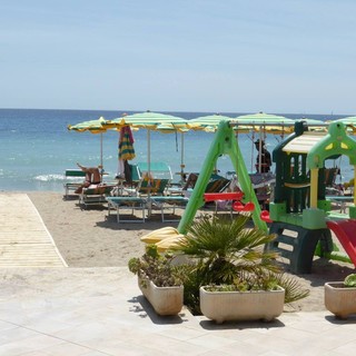 "Cena in viola", karaoke in spiaggia, serata "con tanto di cappello" e apericena in musica: ai Bagni Gabriella di Sanremo Luglio regala ancora divertimento