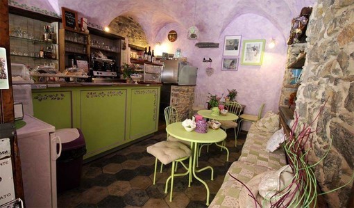 Triora: con l'addio di Jessica e Alessio alla gestione, il Bar Ricicí rimane in attesa di una nuova guida Triora: con l'addio di Jessica e Alessio alla gestione, il Bar Ricicí rimane in attesa di una nuova guida