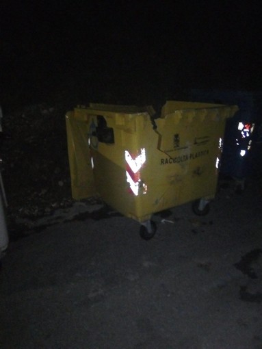 Ventimiglia: bidoni della spazzatura sporchi e rovinati, lettore chiede provvedimenti alle autorità