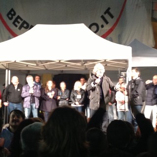 Imperia: iniziato da pochi minuti lo show del leader del Movimento 5 Stelle, Beppe Grillo