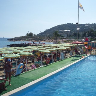 Ai Bagni Gabriella di Sanremo sabato sera musicale con paella, sangria e anguria Ai Bagni Gabriella di Sanremo sabato sera musicale con paella, sangria e anguria