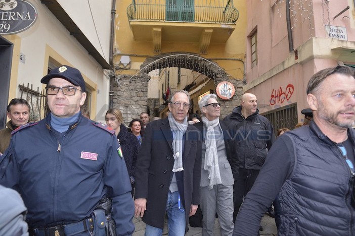 L'abbraccio di Sanremo e del suo centro storico a Claudio Baglioni, "Mi trovo bene in questa città purtroppo sono chiuso per le prove al teatro Ariston" (FOTO e VIDEO)