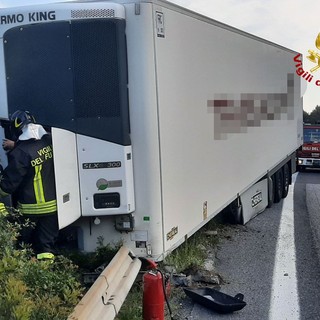 Bordighera, bilico perde il semirimorchio in autostrada: vigili del fuoco in azione (Foto)
