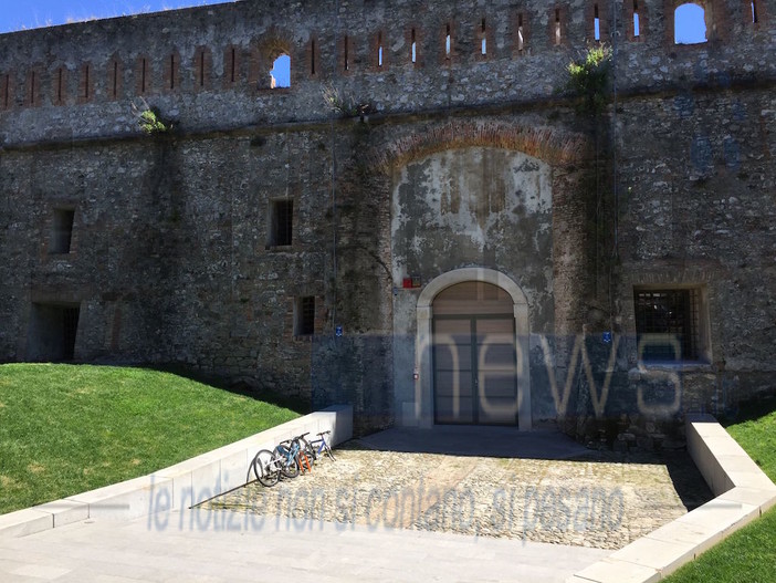 Sanremo: degrado a Santa Tecla, ingresso del forte utilizzato come 'discarica abusiva' di biciclette