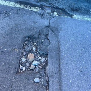 Strade colabrodo e piene di buche, Imperia Senza padroni pungola l'amministrazione Strade colabrodo e piene di buche, Imperia Senza padroni pungola l'amministrazione
