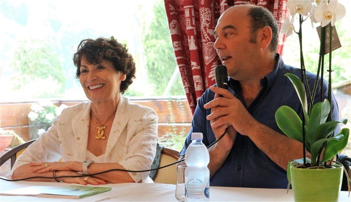 Bordighera: Barbara Ronchi della Rocca questa sera parlerà del galateo dei fiori e delle bollicine Bordighera: Barbara Ronchi della Rocca questa sera parlerà del galateo dei fiori e delle bollicine