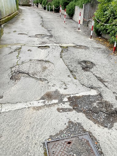 Sanremo, "asfalti pieni di buche in via Porte Candelieri": la segnalazione