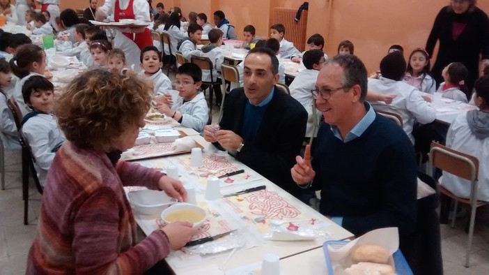 Sanremo: blitz di Biancheri e Il Grande nella scuola di via Volta e poi la visita alla mensa "Abbiamo mangiato bene, i fruitori sono soddisfatti"