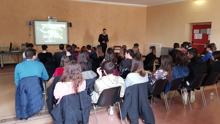 Sanremo: le classi quinte del liceo Cassini a lezione di legalità con i Carabinieri