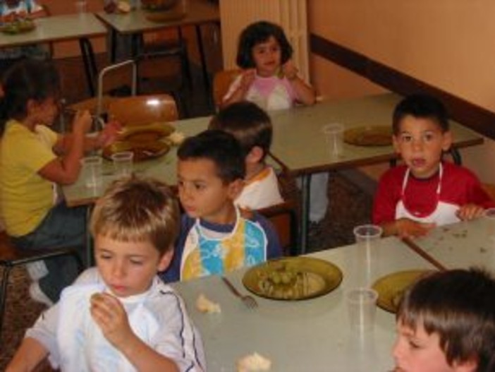 Ventimiglia: rincaro buoni mensa 2012, aumenta il numero dei ragazzi che torna a mangiare a casa (30%) Ventimiglia: rincaro buoni mensa 2012, aumenta il numero dei ragazzi che torna a mangiare a casa (30%)