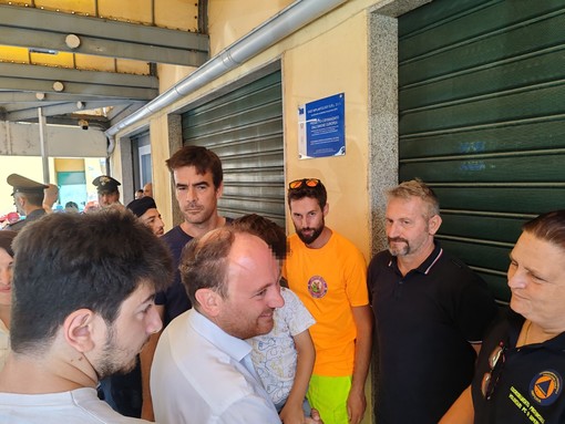 Trovano il bimbo scomparso a Latte, Ventimiglia conferisce un encomio solenne ai volontari della Protezione civile Riviera dei Fiori Trovano il bimbo scomparso a Latte, Ventimiglia conferisce un encomio solenne ai volontari della Protezione civile Riviera dei Fiori